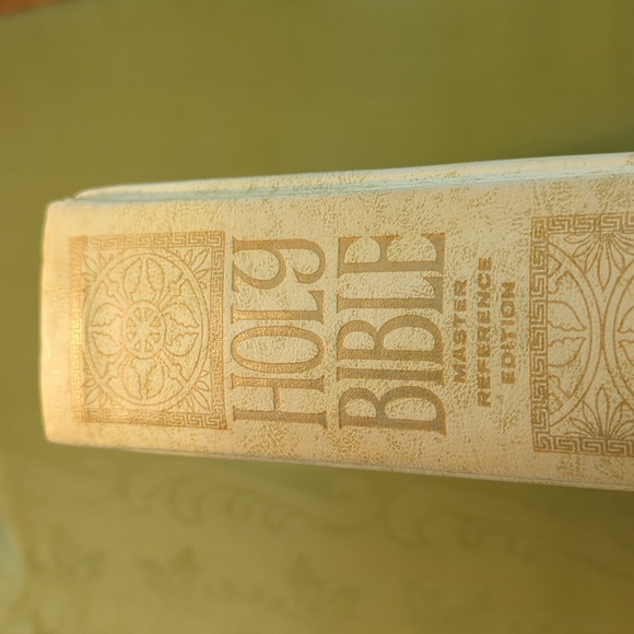 Large Vintage Holy Bible - Picture 5 of 16